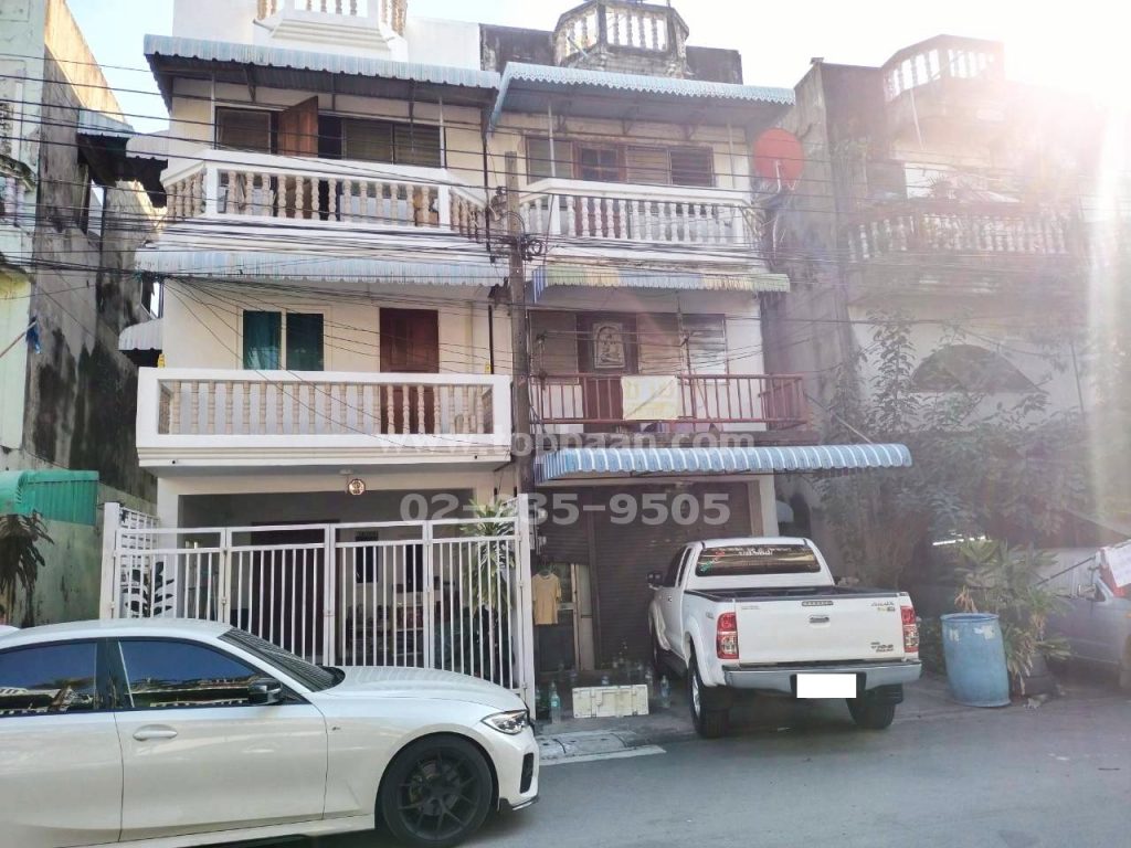 ตึกแถวร่มเกล้า