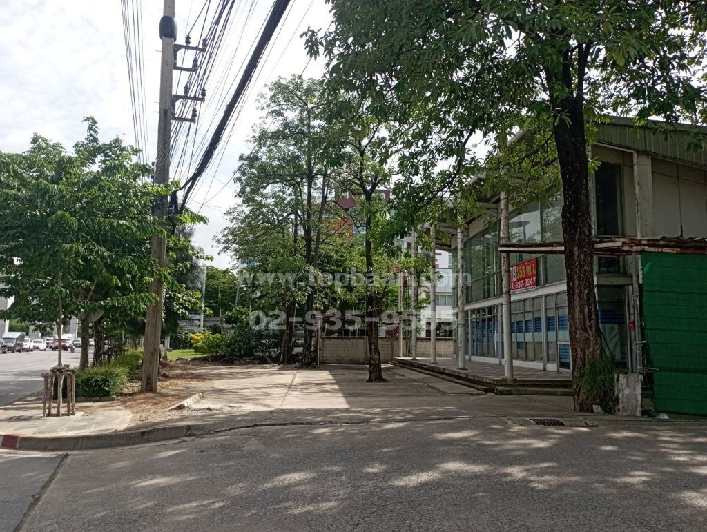 โชว์รูมถนนศรีนครินทร์